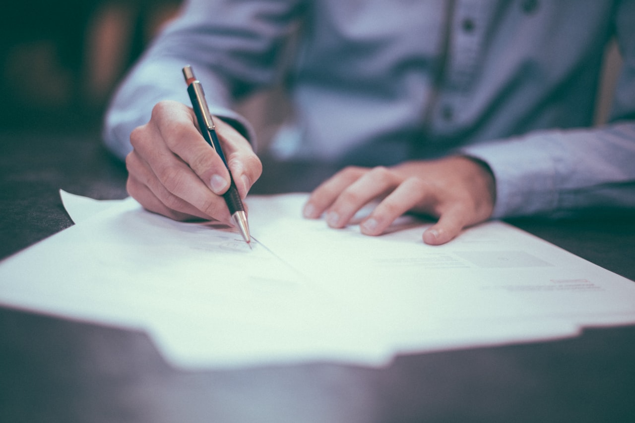 Contrat de prestation vs contrat commercial de portage : ce que l'entreprise cliente doit savoir