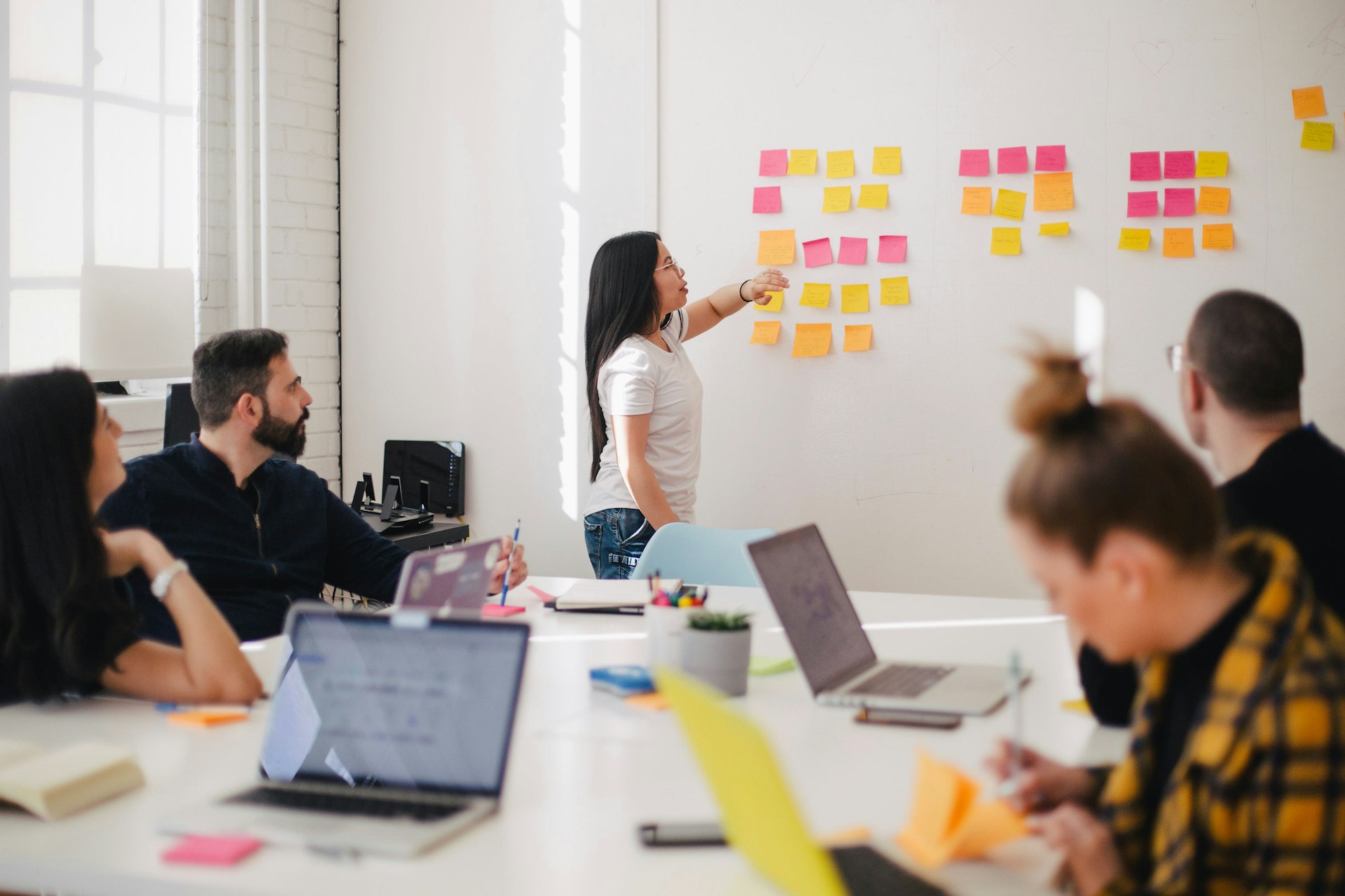 Mission courte vs mission longue : quel format de brief attire les meilleurs freelances portés ?