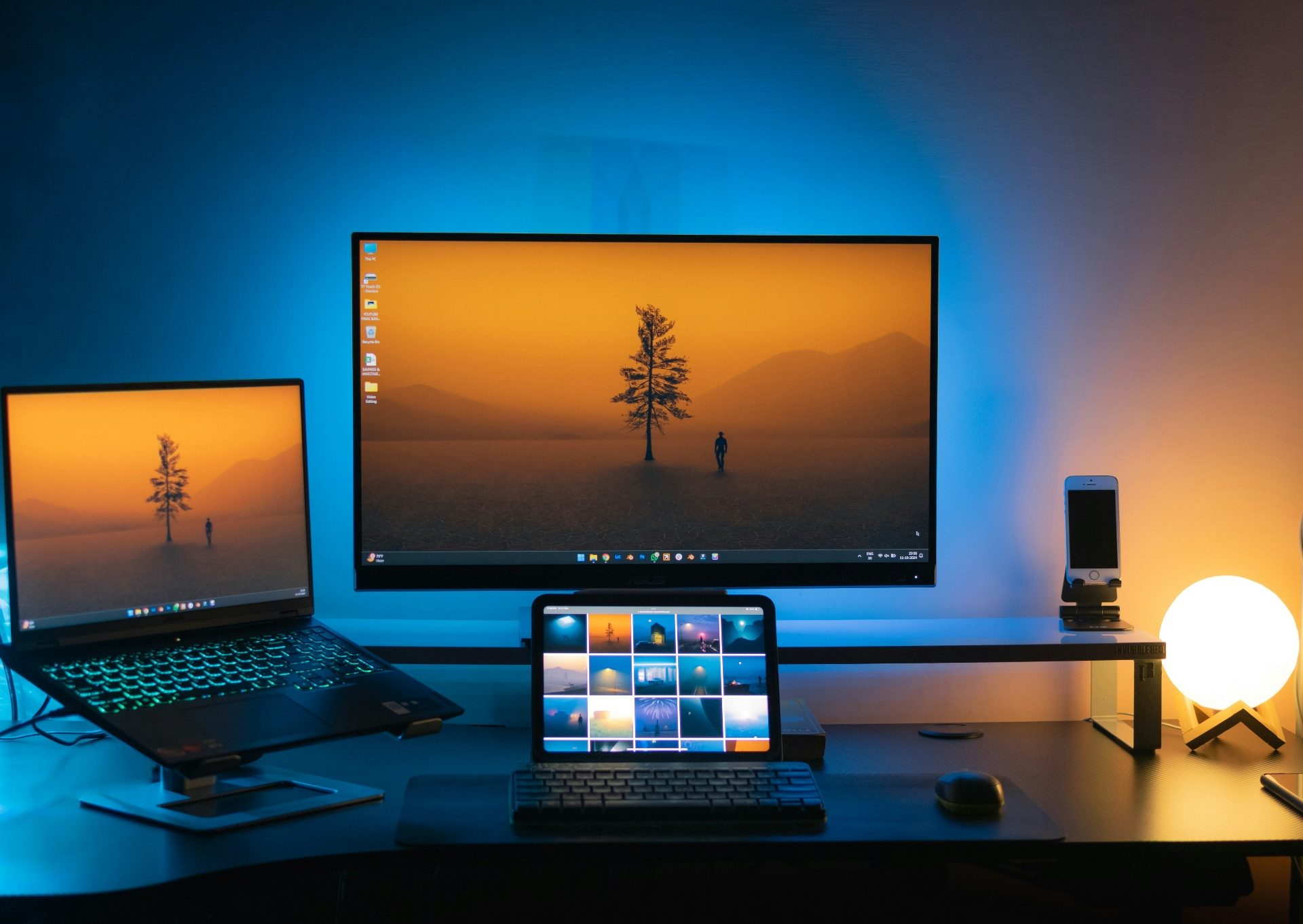 Freelance MyBaseo travaillant depuis son bureau, programme de parrainage portage salarial