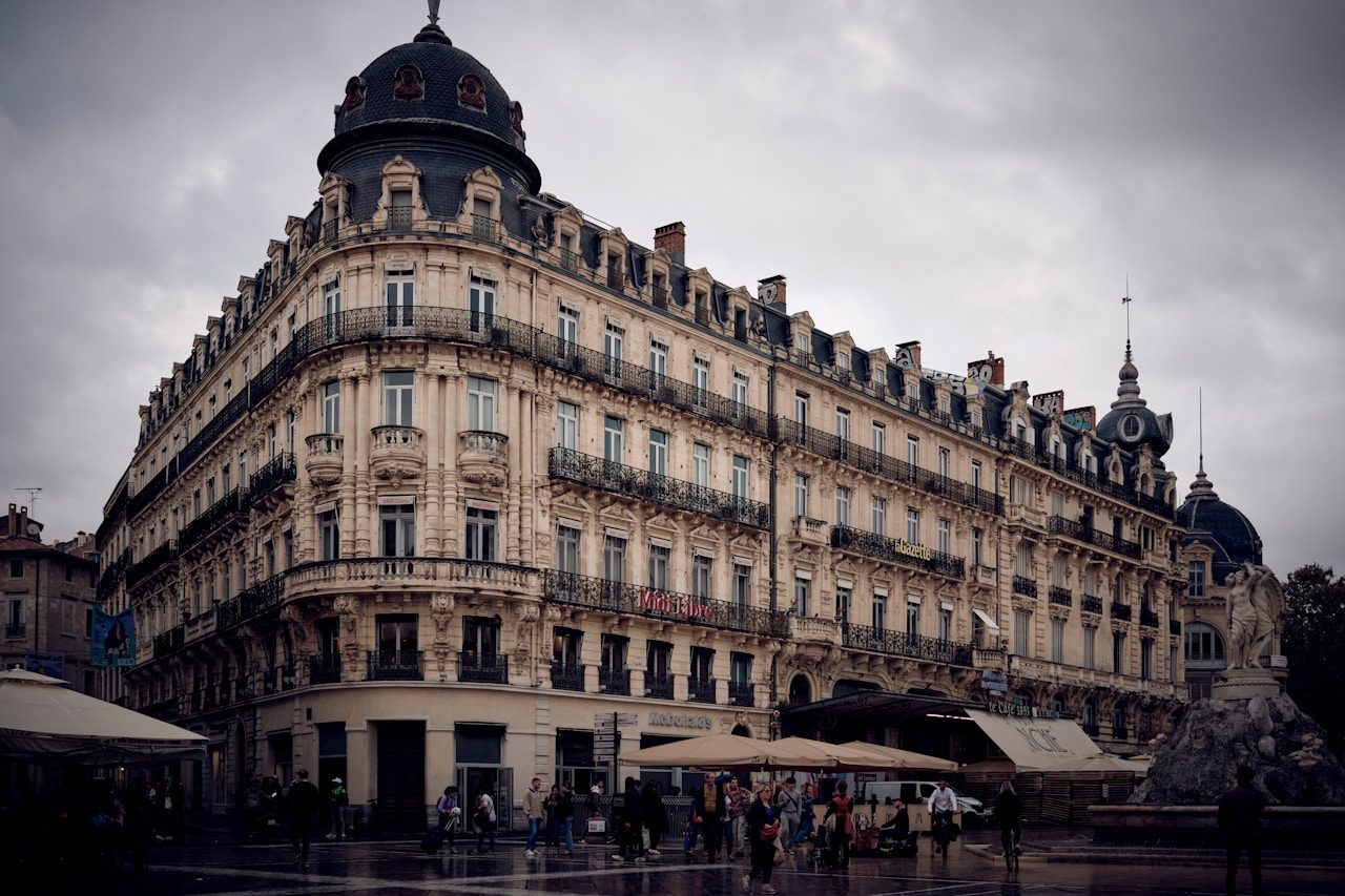 Place et architecture du centre-ville de Montpellier, ville dynamique pour les freelances et consultants en portage salarial